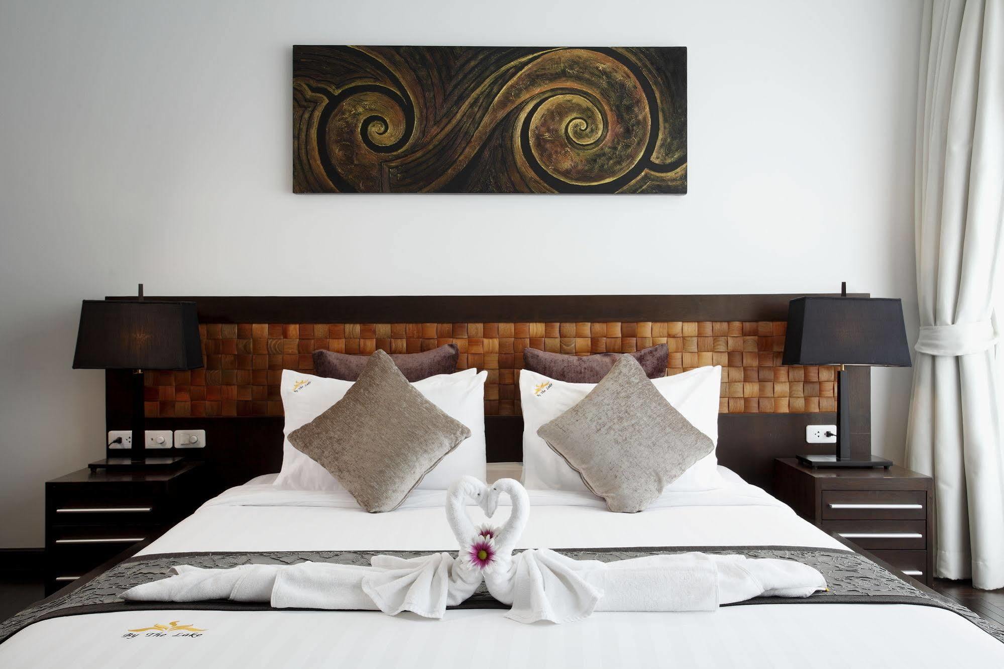 บายเดอะเลค Villa Nai Harn ภายนอก รูปภาพ